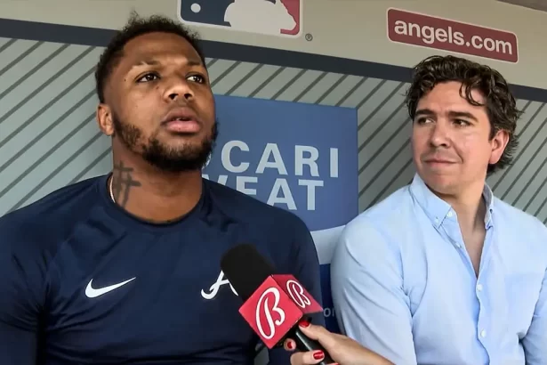 Ronald Acuna Jr. impulsa a los Bravos desde el dugout en Los Angeles