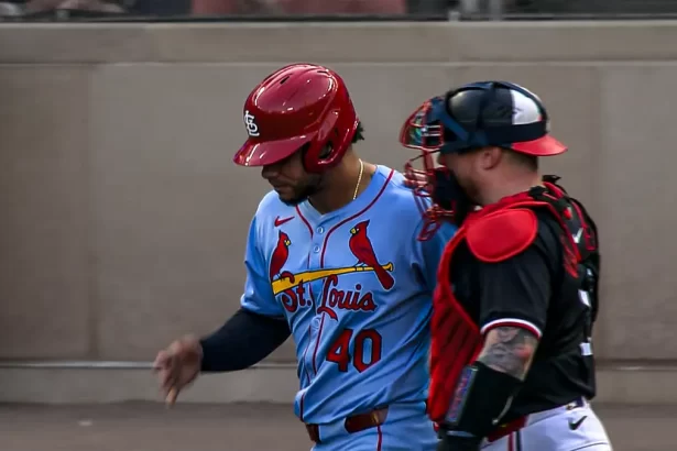 Willson Contreras sufre dura fractura en la mano tras pelotazo