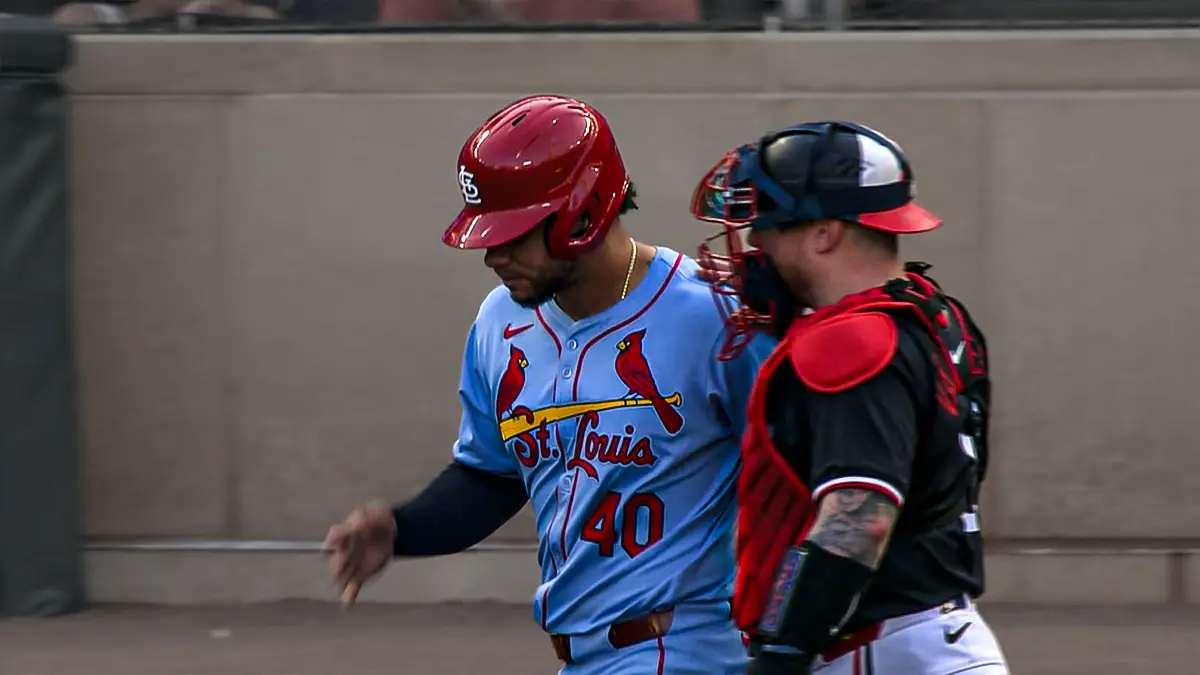 Willson Contreras sufre dura fractura en la mano tras pelotazo