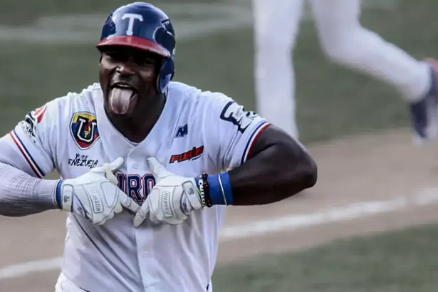 Yasiel Puig regresa a Tiburones de La Guaira para la temporada 2024 2025 de la LVBP