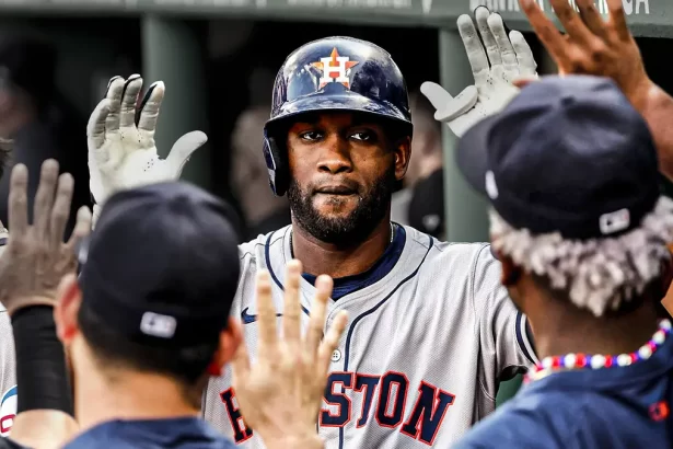 Yordan Alvarez continua brillando con un jonron espectacular en el Fenway Park