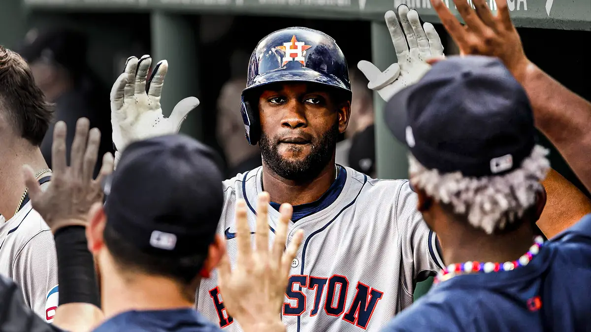 Yordan Alvarez continua brillando con un jonron espectacular en el Fenway Park