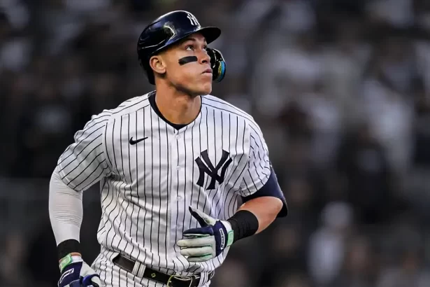 Aaron Judge, jugador de los Yankees de Nueva York corriendo las bases de un estadio de béisbol.