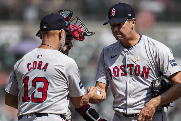 Alex Cora, dirigente de los Medias Rojas de Boston haciendo una visita al bullpen para cambiar al lanzador.