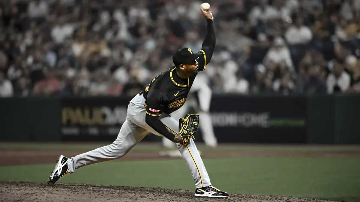 Aroldis Chapman, jugador de los Piratas de Pittsburg realizando un lanzamiento en un partido.