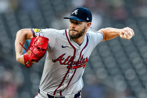 Chris Sale, jugador de los Bravos de Atlanta realizando un lanzamiento.