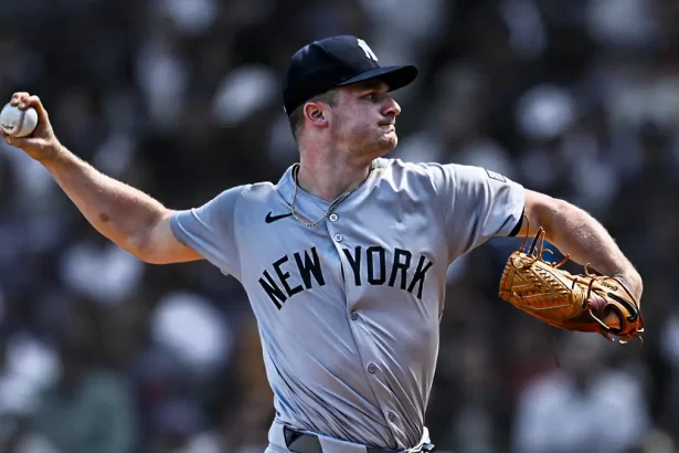Clarke Schmidt, lanzador de los Yankees de Nueva Yorj realizando un lanzamiento.