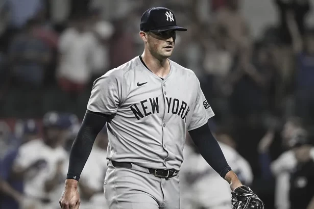 Clay Holmes, lanzador de los Yankees de Nueva York saliendo del montículo tras recibir un walk-off.