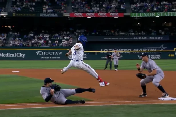 Josh Smith, jugador de los Rangers de Texas saltando sobre un lanzador de los Yankees.