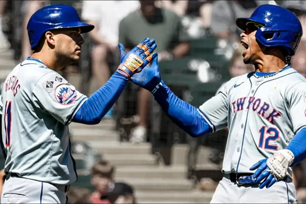 Francisco Lidor celebrando con un compañero de los Mets de Nueva York.