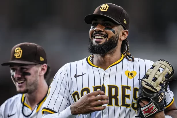 Fernando Tatis Jr,, jugador de los padres de San Diego sonriendo con guante de béisbol en la mano.