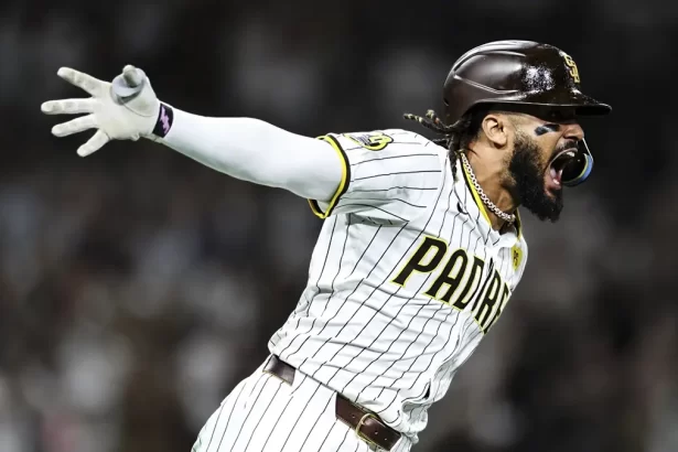 Fernando Tatis Jr., jugador de los Padres de San Diego celebrando tras conectar su primer hit de oro.