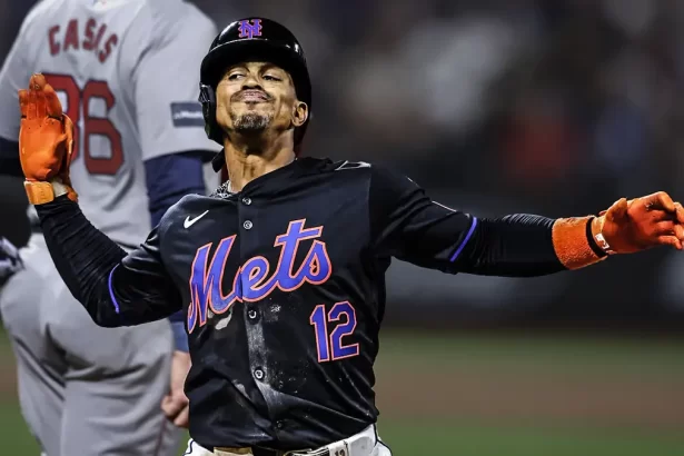 Francisco Lindor, jugador de los Mets de Nueva York haciendo una celebración.
