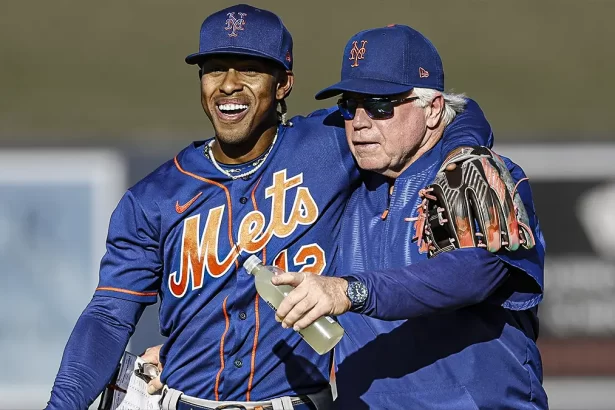 Francisco Lindor de los Mets de Nueva York junto al ex-manager Buck Showalter
