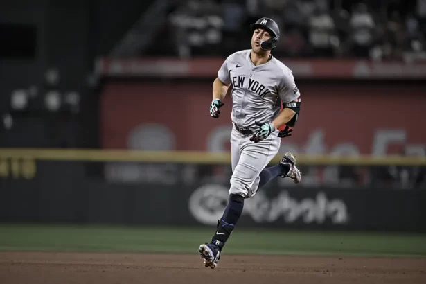 Giancarlo Stanton, jugador de los Yankees de Nueva York corriendo las bases tras un jonrón.