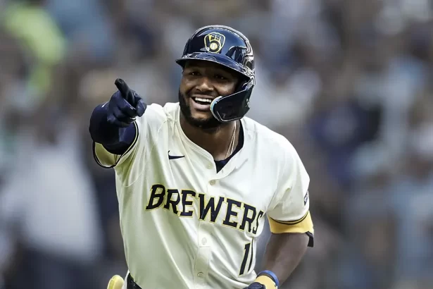 Jackson Chourio, jugador de los Cerveceros de Milwaukee haciendo gesto de celebración.