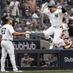 Juan Soto, jugador de los Yankees de Nueva York haciendo un salto como celebración de un jonrón.
