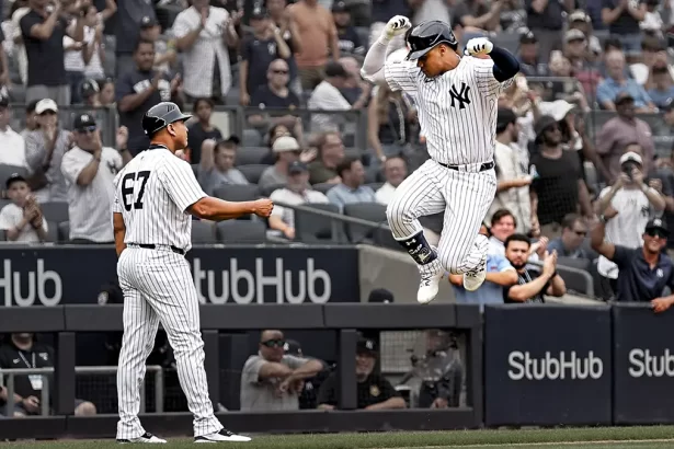 Juan Soto, jugador de los Yankees de Nueva York haciendo un salto como celebración de un jonrón.