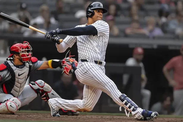 Juan Soto, jugador de los Yankees de Nueva York haciendo un swing en un partido de béisbol.