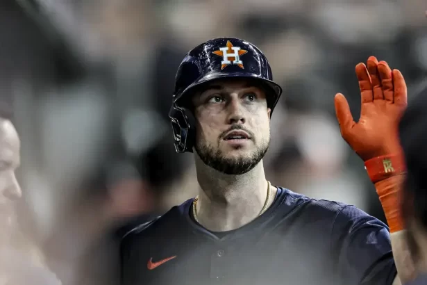 Kyle Tucker, jugador de los Astros de Houston saludando a sus compañeros en el dugout.