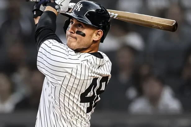 Anthony Rizzo, jugador de los Yankees de Nueva York haciendo un Swing.