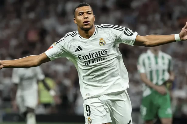 Kylian Mbappé, jugador del Real Madrid celebrando tras hacer un gol.