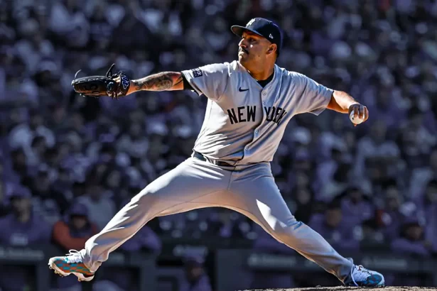 Néstor Cortés, lanzador de los Yankees de Nueva York haciendo un lanzamiento en un partido.