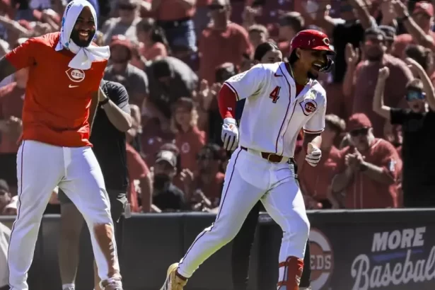 Santiago Espinal da victoria a los Rojos con hit decisivo en la 11ma entrada