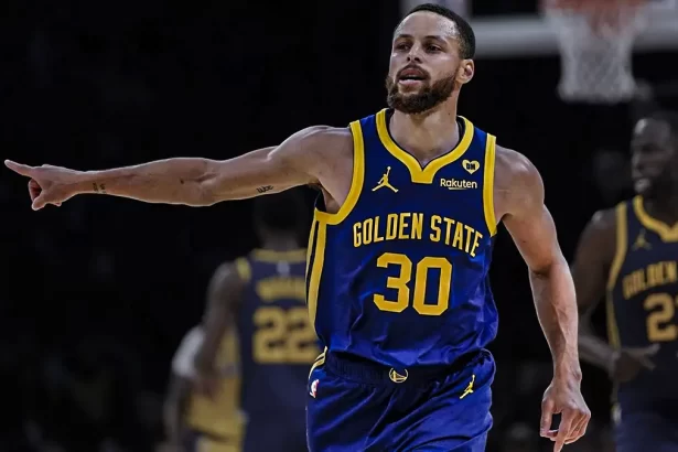 Stephen Curry, jugador de los Warrios de Golden State tras encestar un triple.
