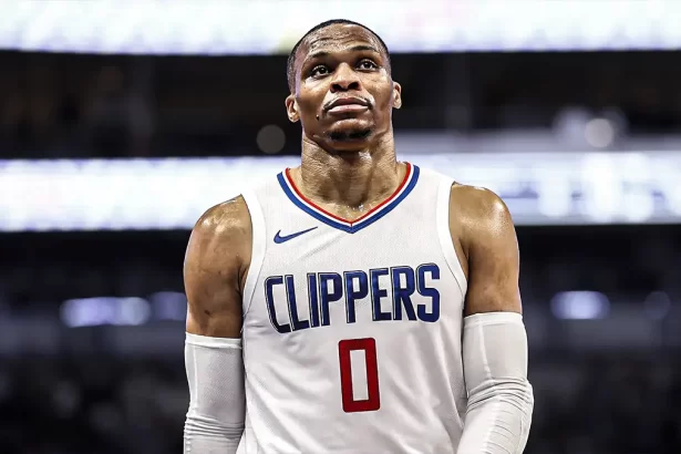 Russell Westbrook, jugador de los Denver Nuggets portando el uniforme de los Clippers de Los Ángeles.