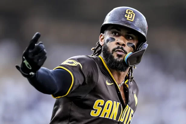 Fernando Tatis Jr. inauguro su cuenta de jonrones en postemporada