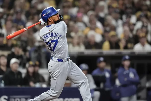 Teoscar Hernandez conecta un historico grand slam en la postemporada ante San Diego