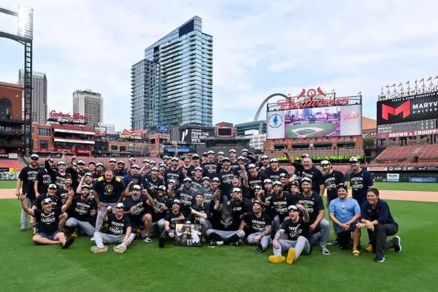 Milwaukee Brewers 34879645
