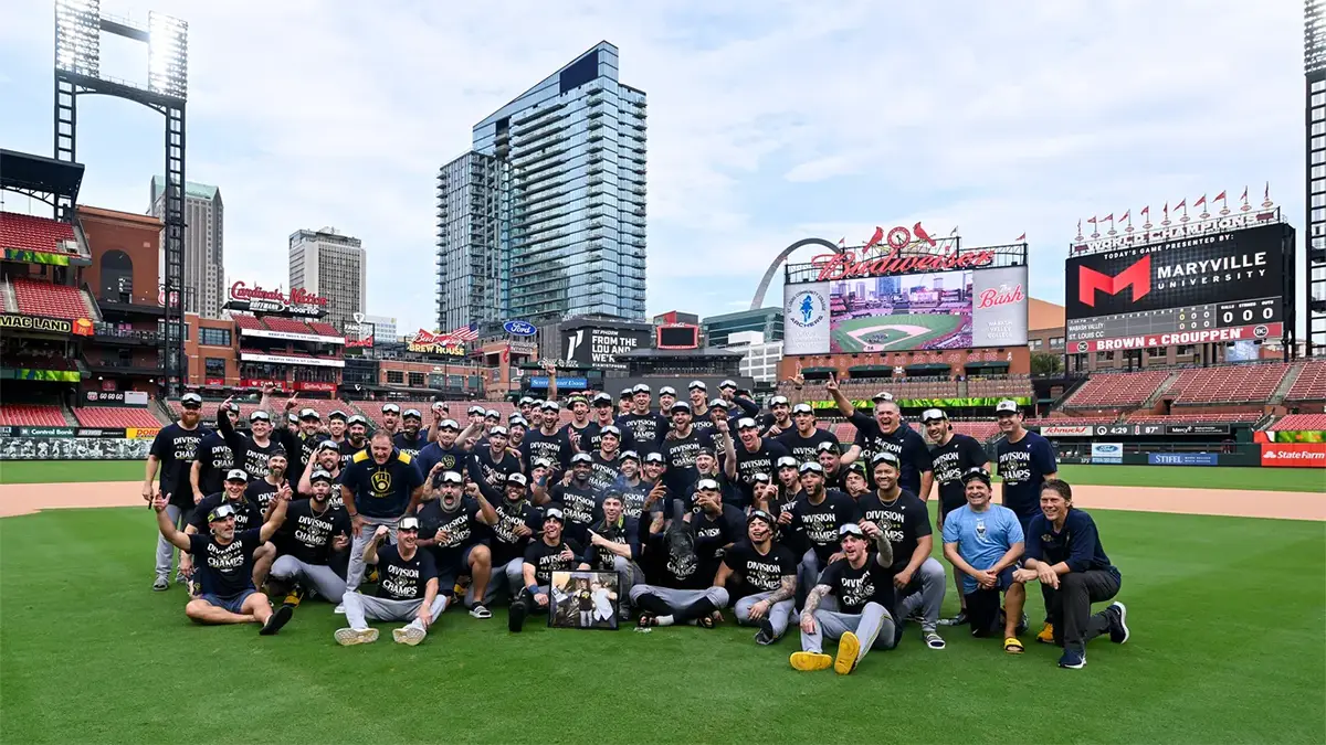Milwaukee Brewers 34879645