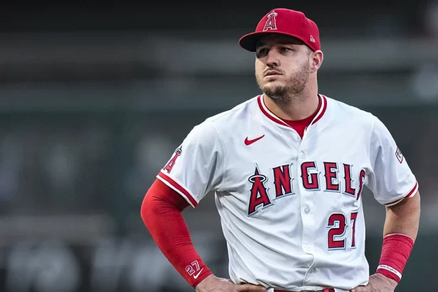 Mike Trout sale ileso tras recibir un pelotazo en la mano durante la pretemporada