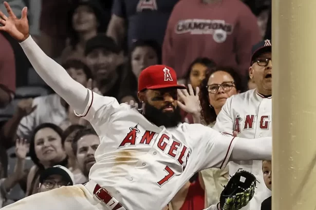 Adell roba tres jonrones y los Angelinos blanquean a los Marineros 1 0