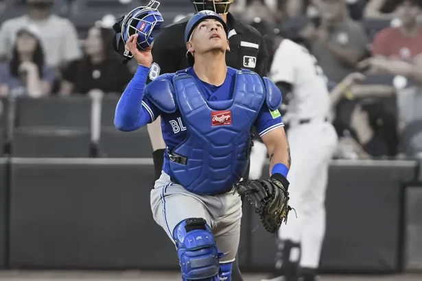 Brandon Valenzuela debuta en las Grandes Ligas y los Azulejos de Toronto le dan un respiro a Heineman