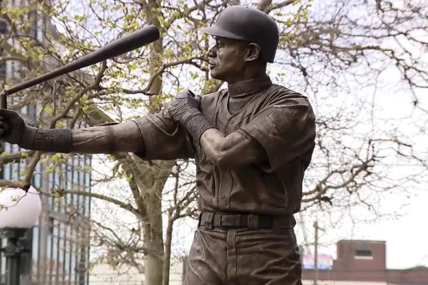 El bate doblado no empano el bronce Ichiro recibe su estatua en Seattle con humor y grandeza