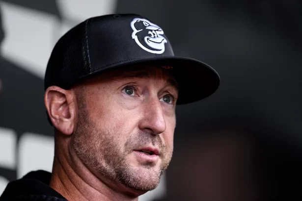 Manager de los Orioles vuelve al dugout un dia despues de fracturarse la mandibula