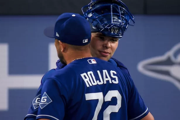 Miguel Rojas lanza el 9 inning y trolea a los Azulejos en su propia casa