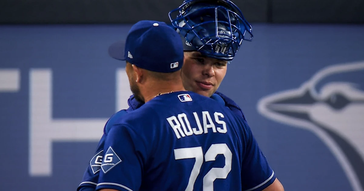 Miguel Rojas lanza el 9 inning y trolea a los Azulejos en su propia casa