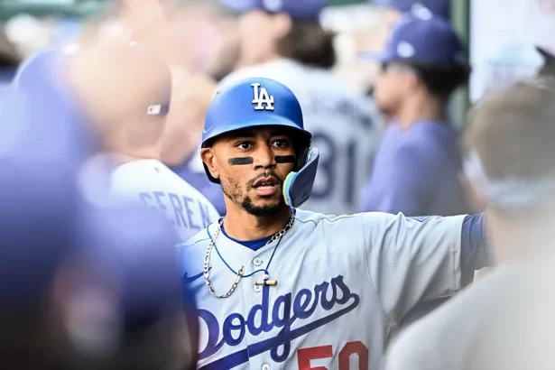 Mookie Betts sale en el primer inning por dolor lumbar y prende las alarmas en los Dodgers