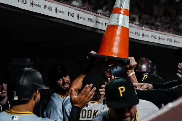Un cono de trafico naranja se convirtio en el simbolo mas extrano —y efectivo— del dugout de Pittsburgh
