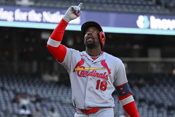 Walker extiende su racha y Ramirez rompe un record de 112 anos en victoria de los Cardenales