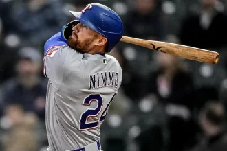 Rangers blanquean a Rockies con 16 hits y Rocker domina desde el relevo