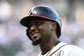 Albies revienta el Truist Park con jonron de dos carreras y los Bravos voltean el juego en la novena