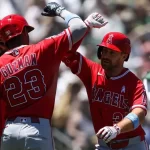Angelinos remontan un deficit de 4 carreras y vencen a los Atleticos en Sacramento