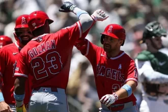 Angelinos remontan un deficit de 4 carreras y vencen a los Atleticos en Sacramento