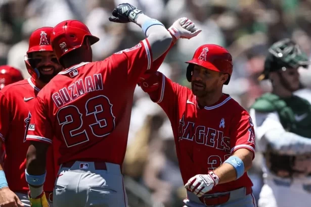 Angelinos remontan un deficit de 4 carreras y vencen a los Atleticos en Sacramento