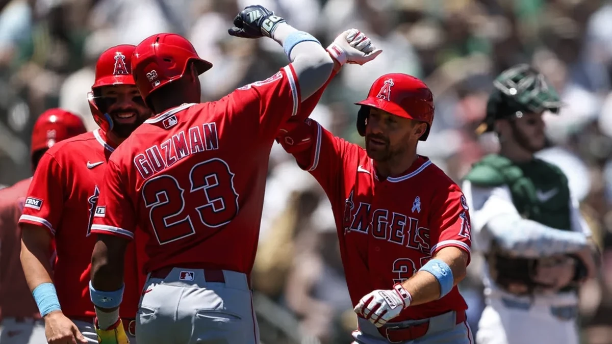 Angelinos remontan un deficit de 4 carreras y vencen a los Atleticos en Sacramento